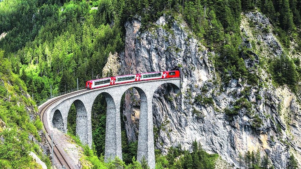 Švýcarsko vlakem: Putování zemí, kde je i železnice zážitkem